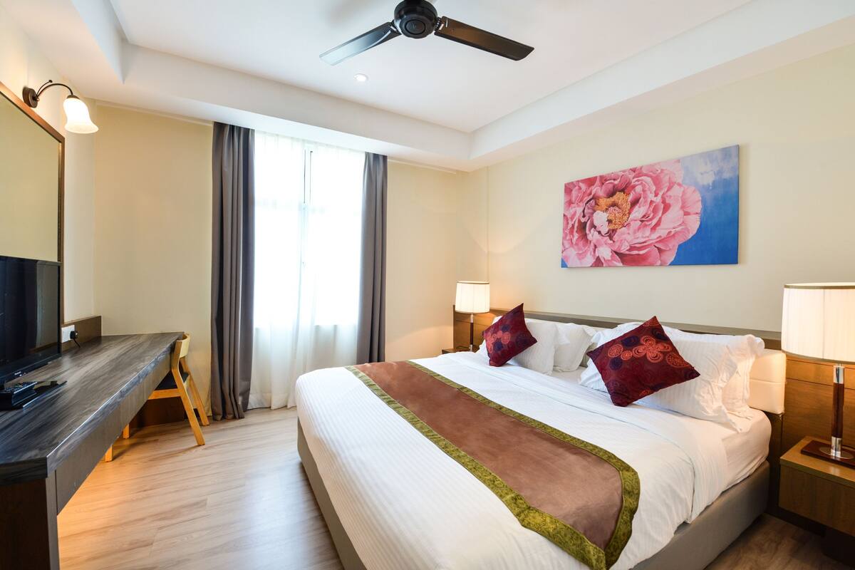 Minibar, safe på rommet, skrivebord og wi-fi (inkludert)