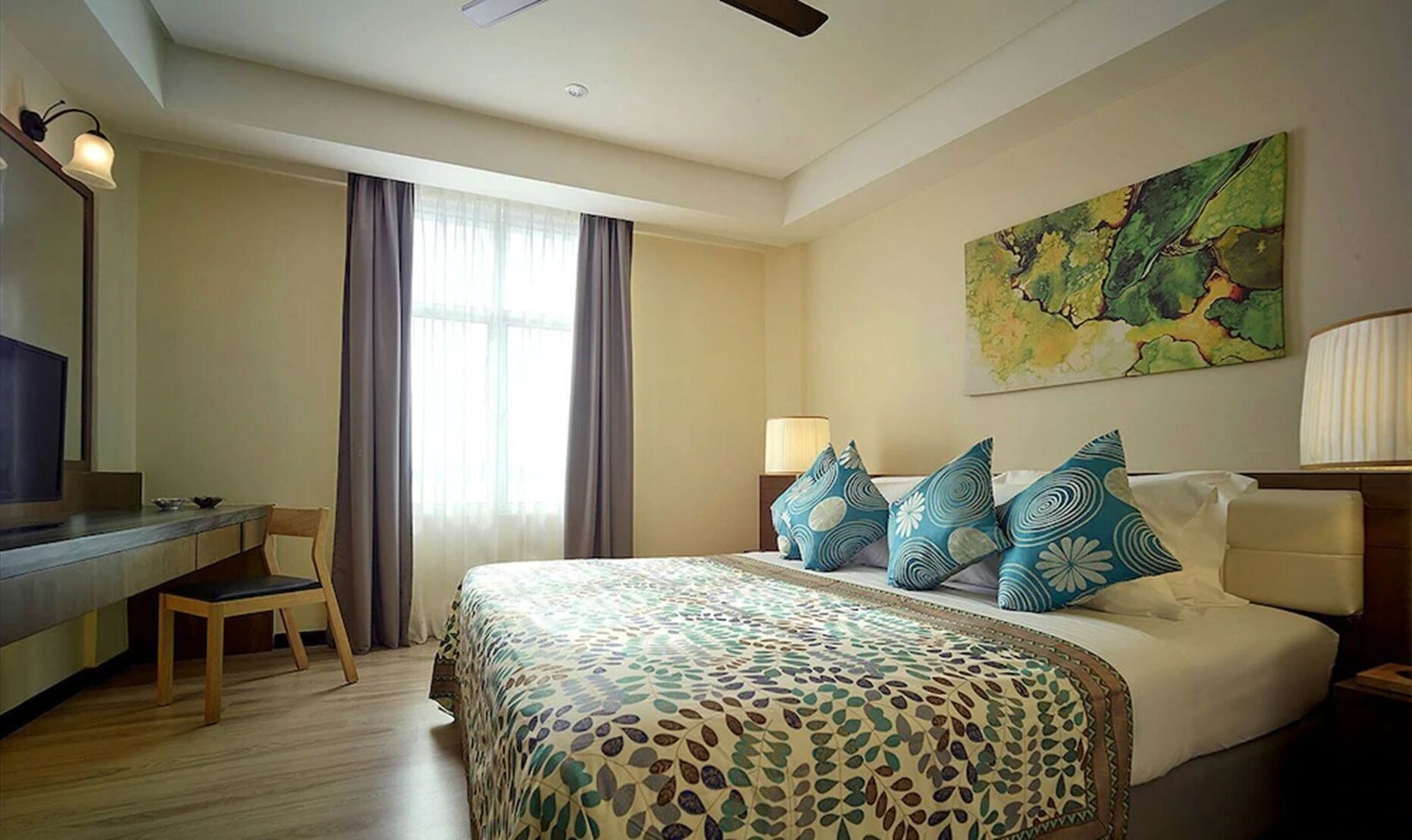 Minibar, safe på rommet, skrivebord og wi-fi (inkludert)