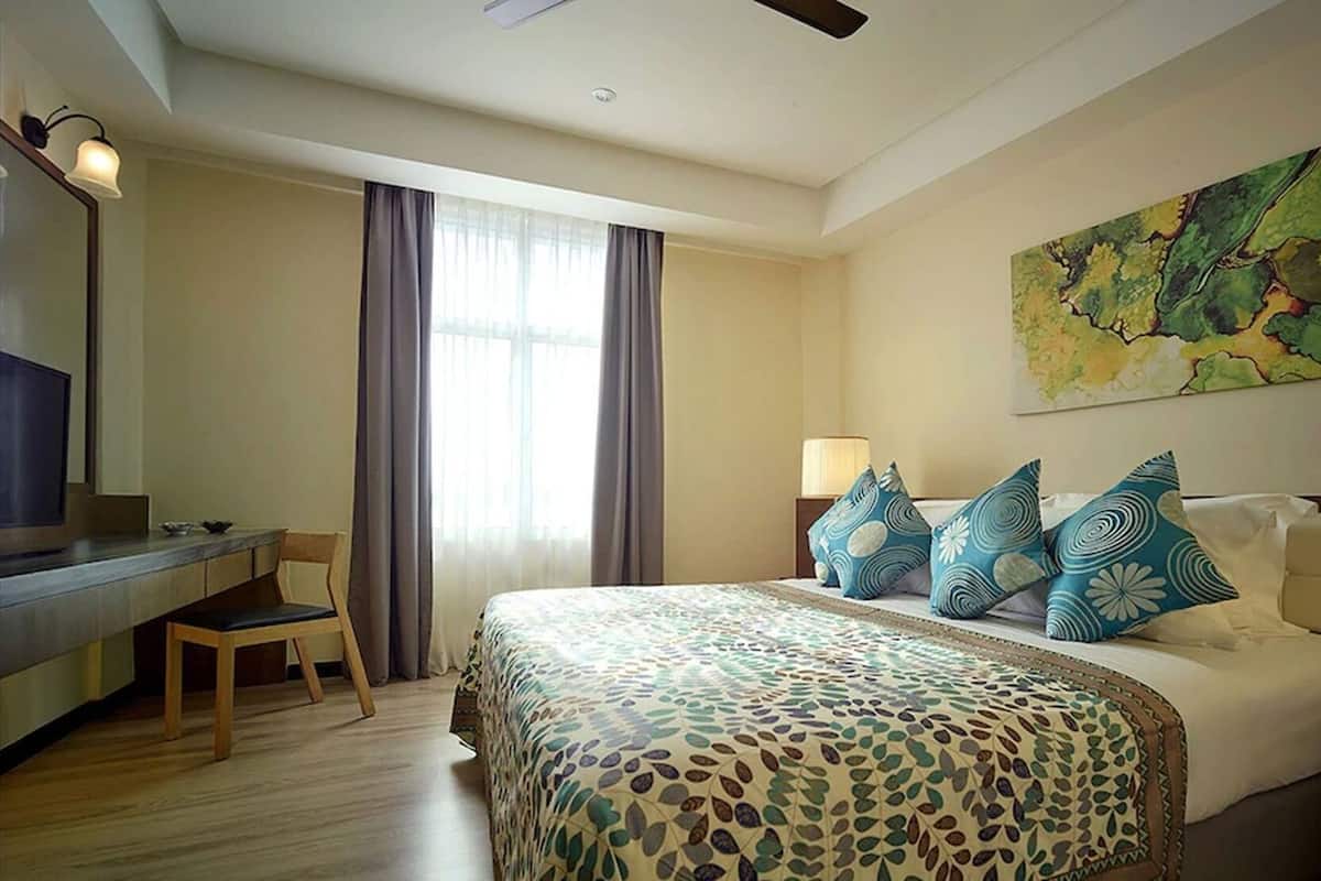 Minibar, in-room safe, desk, free WiFi