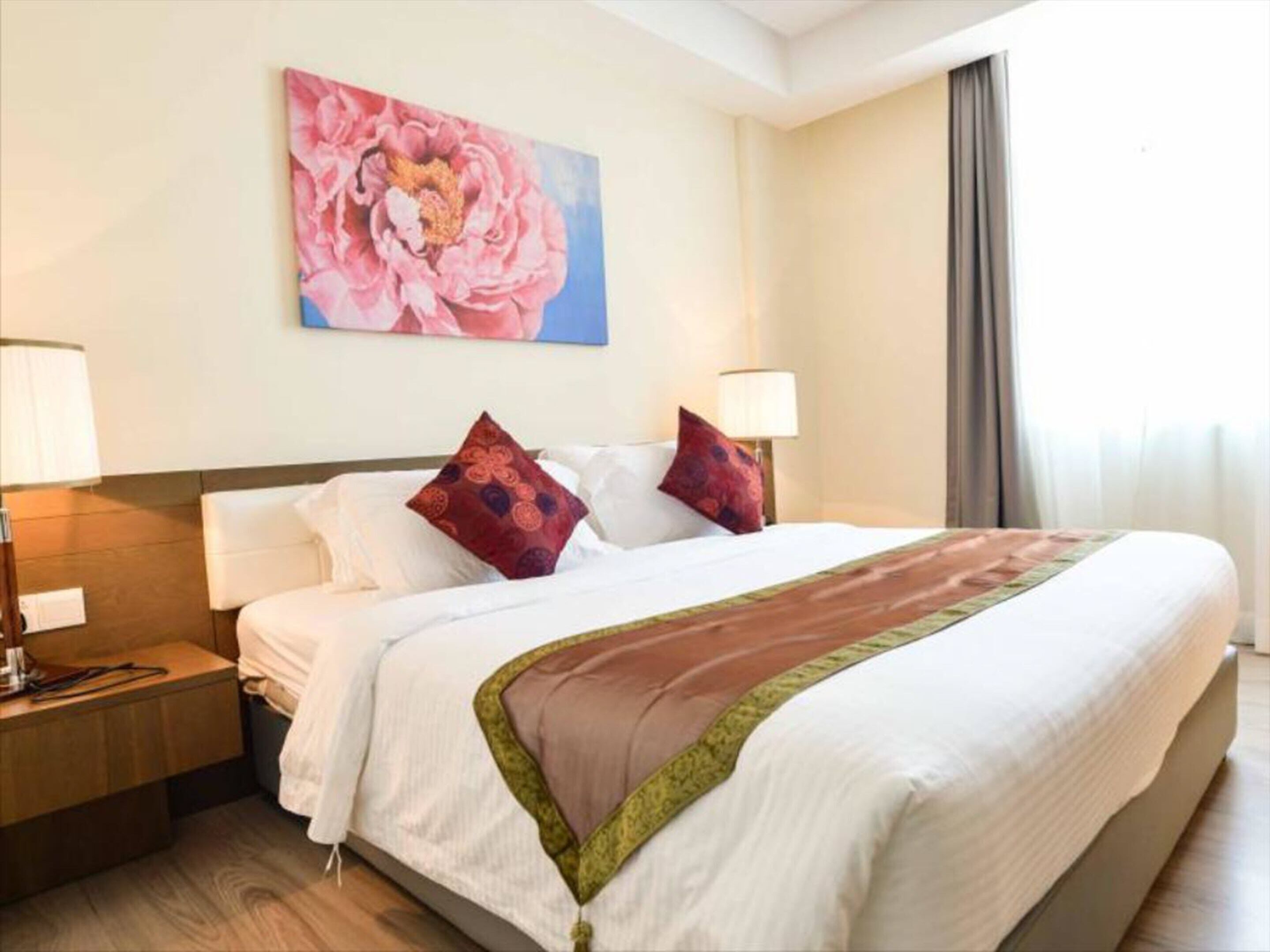 Minibar, in-room safe, desk, free WiFi