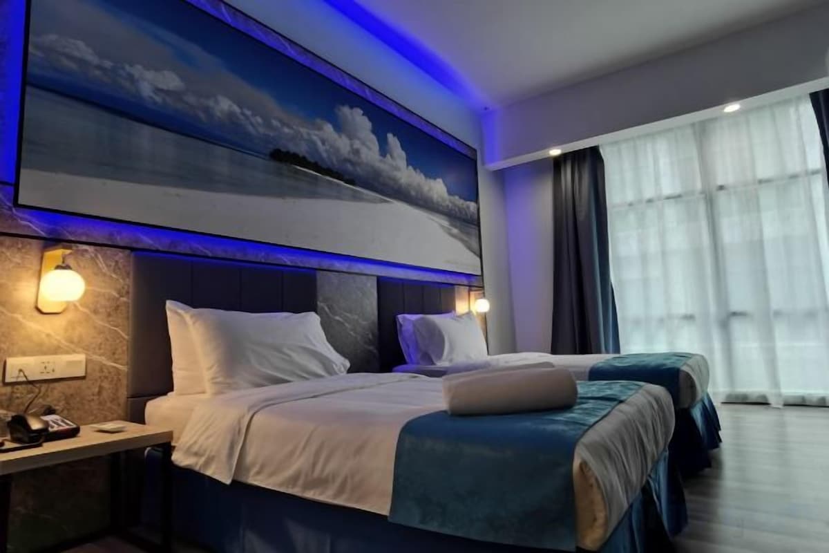 Ropa de cama de alta calidad, minibar, caja fuerte y escritorio