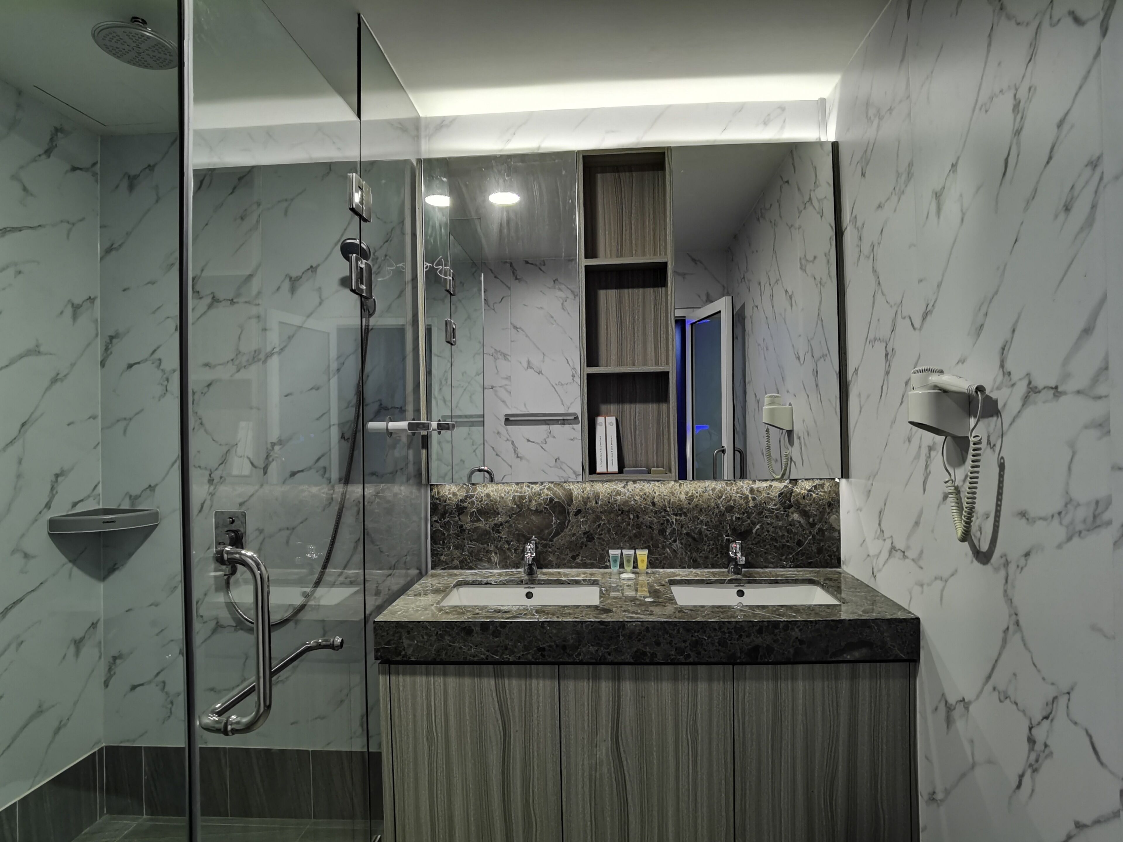 华丽开间, 1 张特大床和 1 张沙发床, 无烟房 | 浴室 | 淋浴设施、免费洗浴用品、吹风机、毛巾