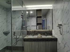 Deluxe Studio, 1 King Bed with Sofa bed, Non Smoking | Bathroom | Shower, free toiletries, hair dryer, towels - Hotel 17 (Kota Kinabalu)