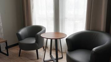 Quarto panorâmico, 1 cama King, para não fumantes | Área de estar | Smart TV 43 polegadas com canais via satélite, TV, Netflix