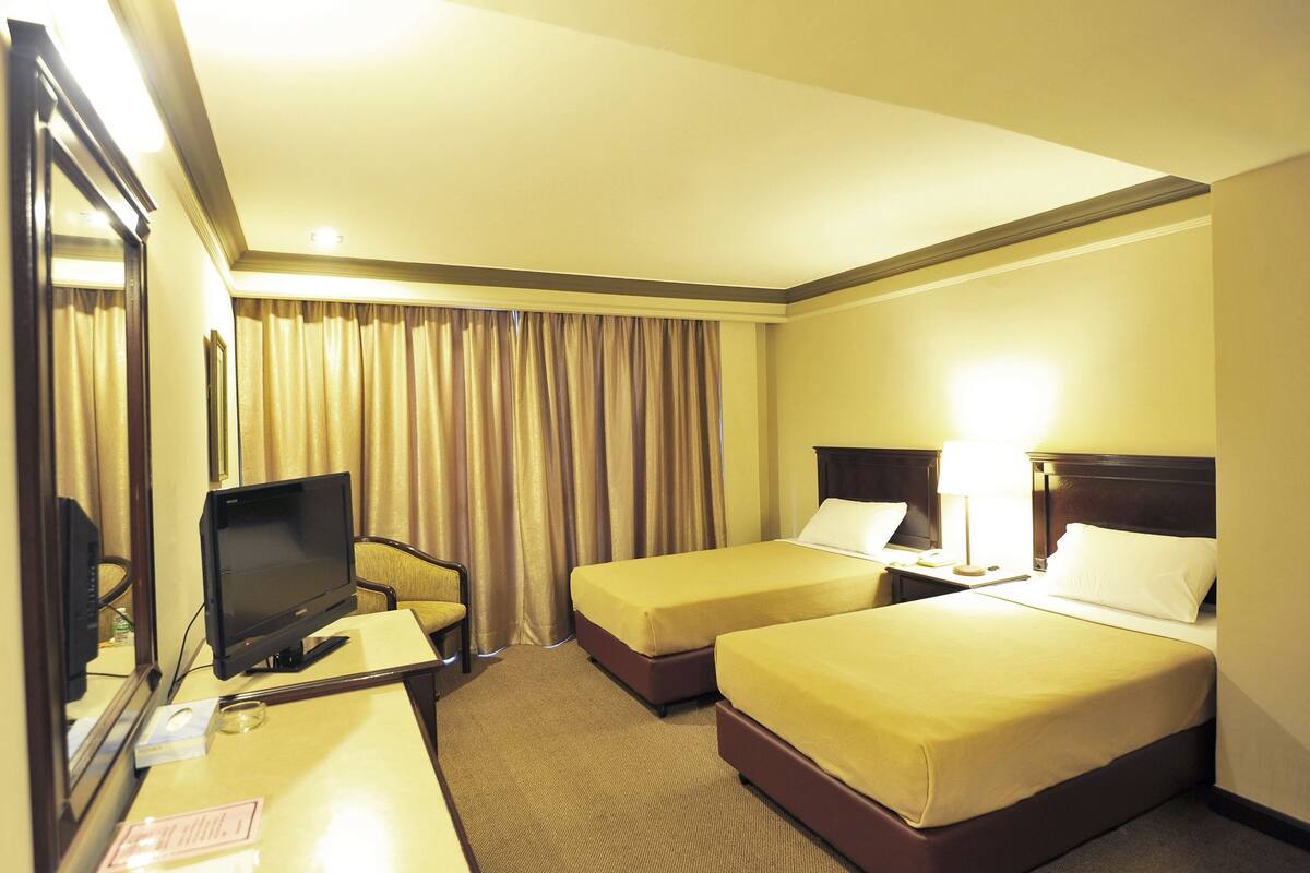 Quarto superior, no mezanino (Access via Staircase) | Frigobar, cofres nos quartos, ferros/tábuas de passar roupa
