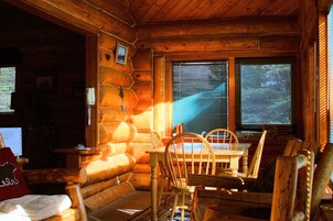 Cabana família, 2 quartos | Opções para refeição no quarto