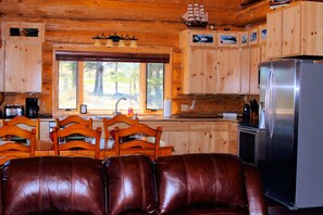 Anchor Point Captain Cook Lodge | Private kitchen | Full-size fridge, microwave, oven, stovetop - Bear Paw Adventure (Anchor Point)