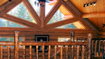 ํจ๋ฐ๋ฆฌ ์บ๋น | ๊ฑฐ์ค ๊ณต๊ฐ | LED TV, DVD ํ๋ ์ด์ด