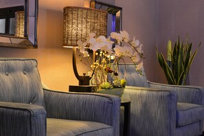 Lobby sitting area - Holiday Inn Express & Suites Indio - Coachella Valley by IHG (Indio)
