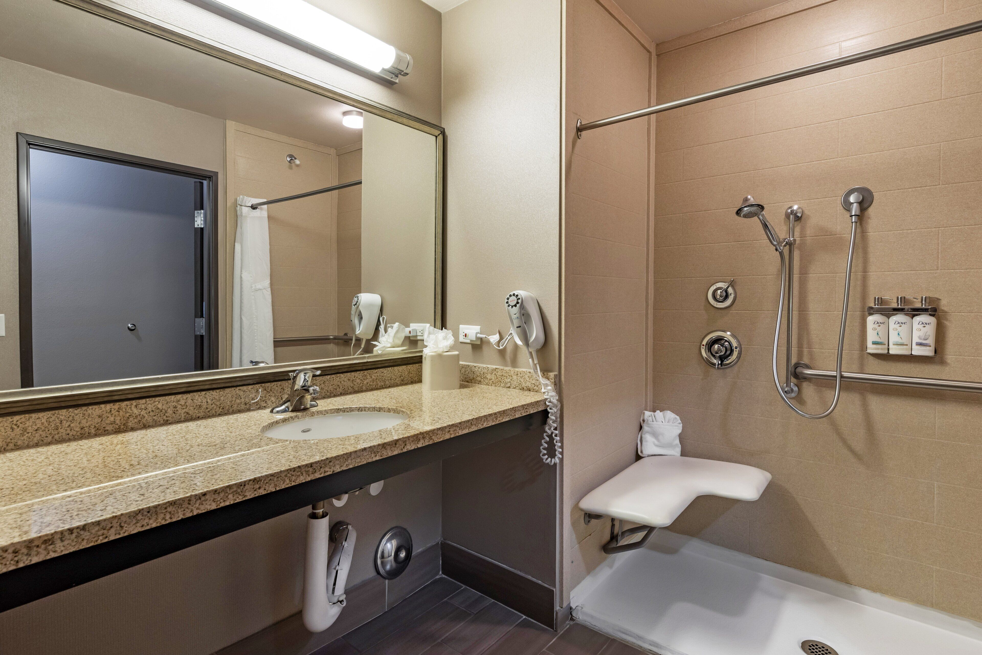 standard room, 2 queen beds, transfer shower (transfer shower) | bathroom | towels