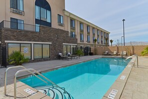 Outdoor pool - Holiday Inn Express & Suites Indio - Coachella Valley by IHG (Indio)