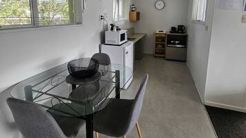 Comfort suite | Privékeuken | Een microgolfoven, een waterkoker, een broodrooster