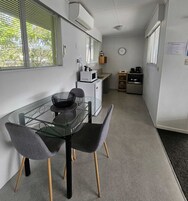 Suite Confort | Cocina privada | Microondas, hervidor eléctrico y tostadora