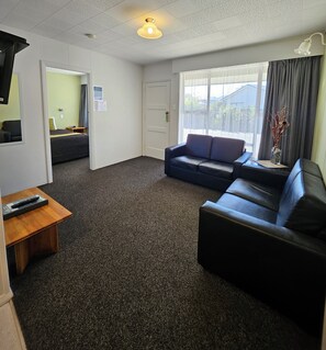 Family Unit No. 2 | Blackout curtains, iron/ironing board, free WiFi, bed sheets - Scenicland Motels (Greymouth)