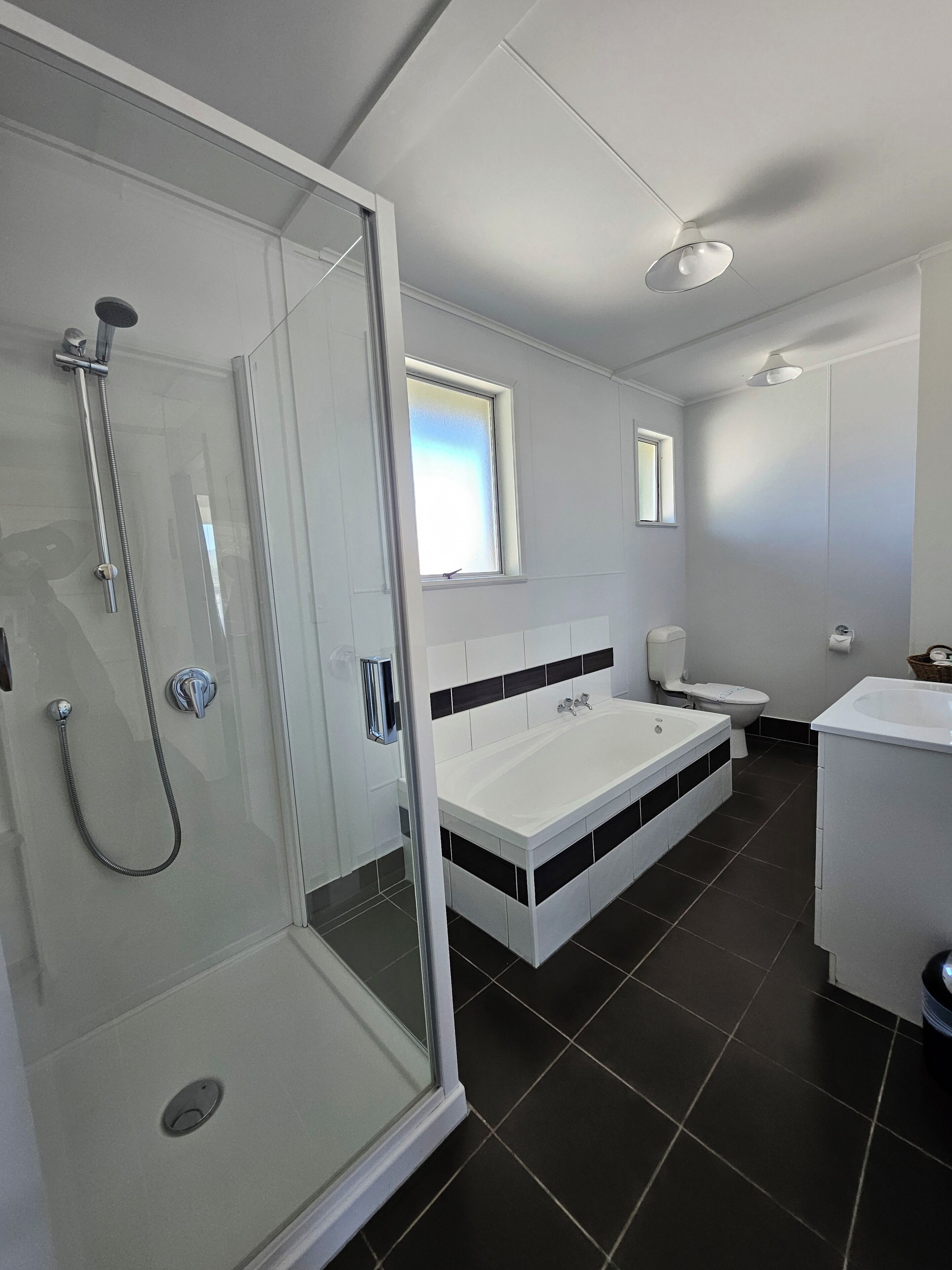 Habitación familiar | Baño | Artículos de higiene personal gratuitos, secador de pelo y toallas