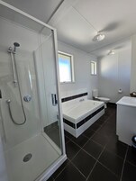 Habitación familiar | Baño | Artículos de higiene personal gratuitos, secador de pelo y toallas