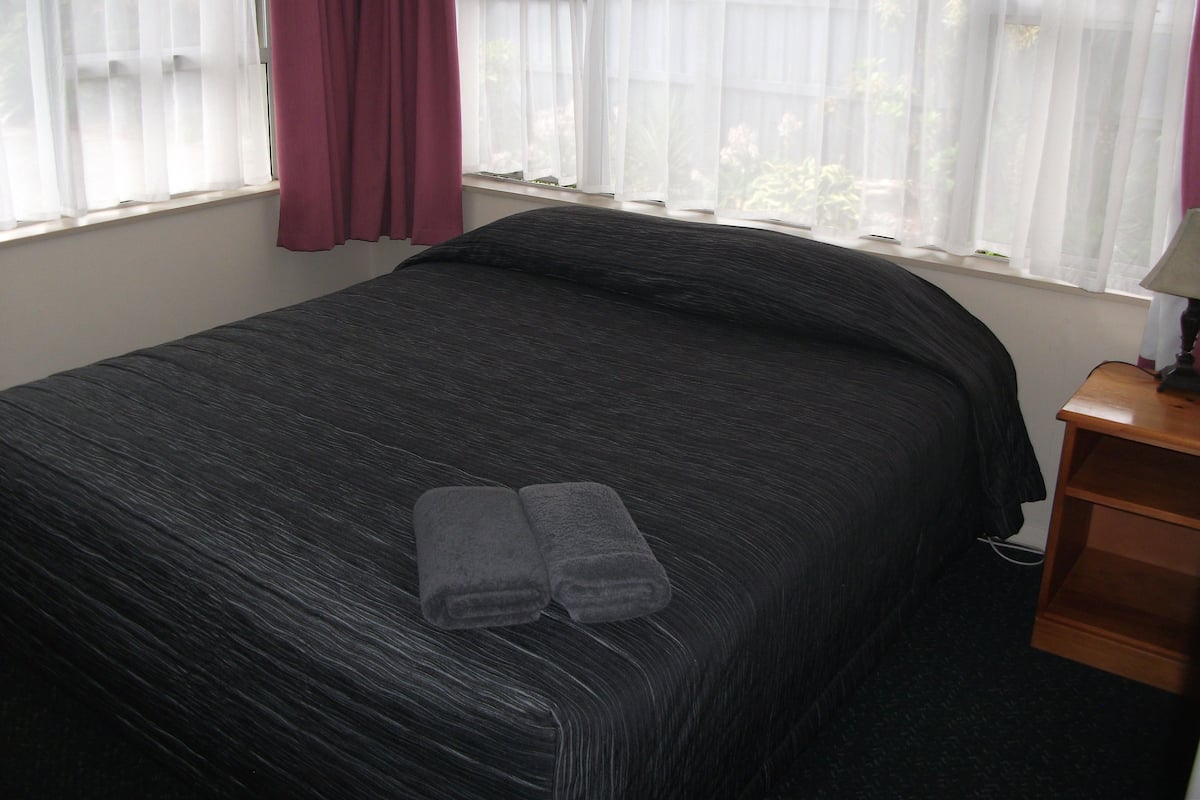 2 habitaciones, cortinas blackout y tabla de planchar con plancha