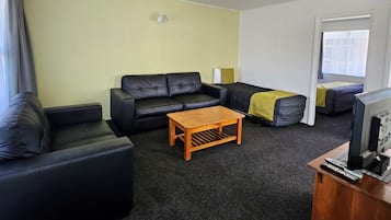 Two-bedroom unit – 2 Kings | Living area