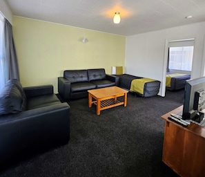 Two-bedroom unit – 2 Kings | Living area - Scenicland Motels (Greymouth)