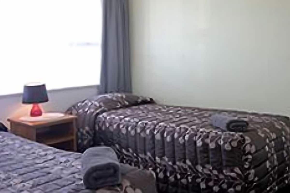 2 habitaciones, cortinas blackout y tabla de planchar con plancha