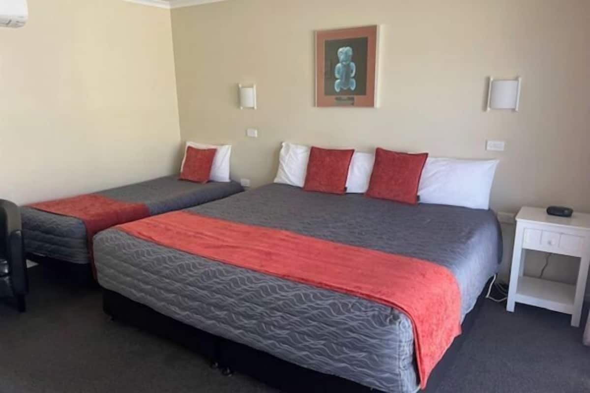 2 bedrooms, blackout curtains, iron/ironing board, free WiFi
