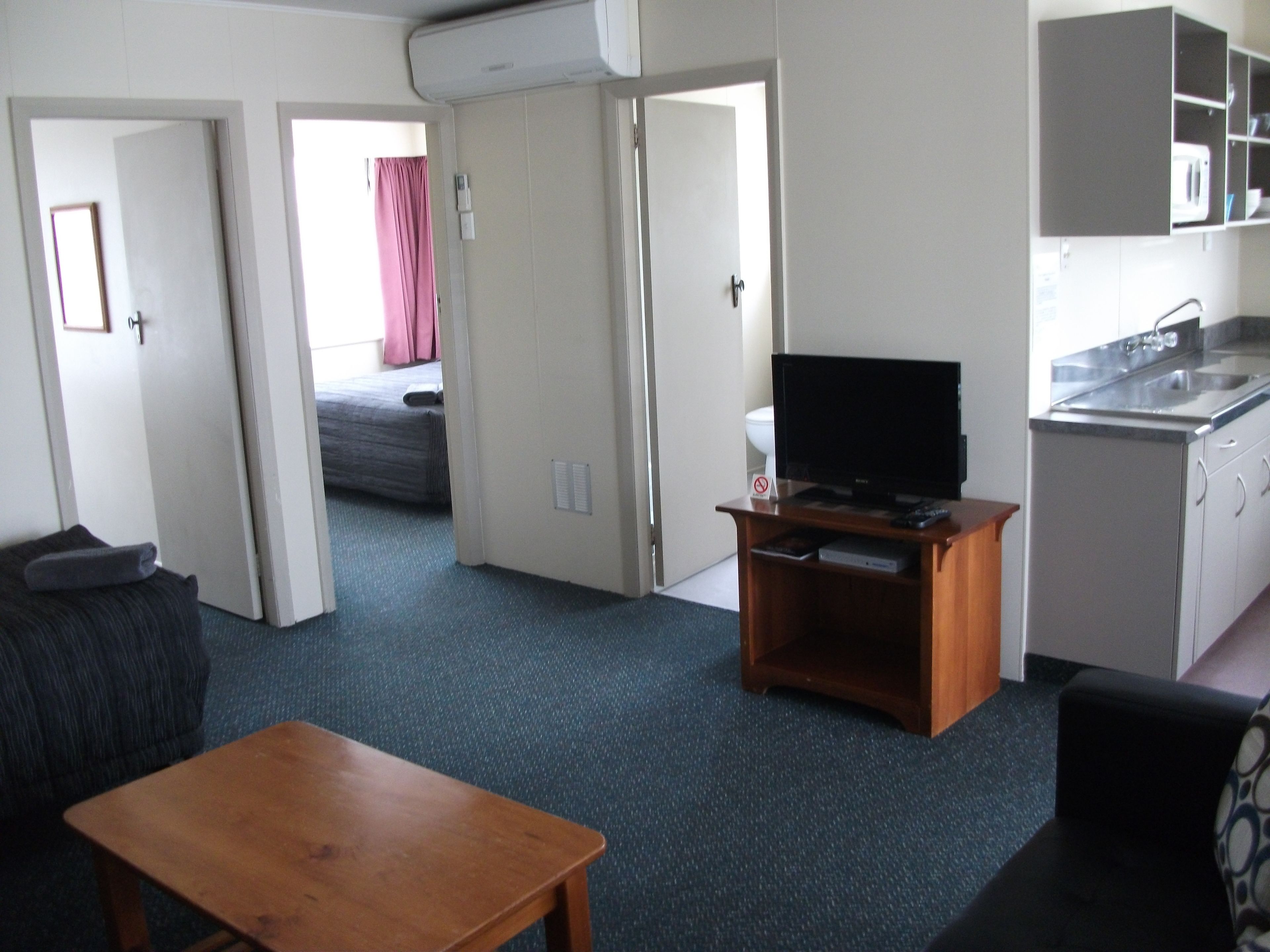 Two-bedroom unit – 2 Kings | Living area | 32-inch flat-screen TV with satellite channels, TV