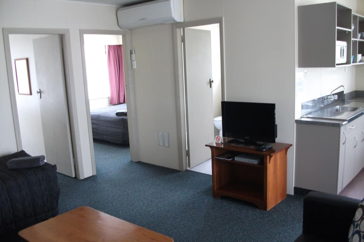 Departamento, 2 habitaciones | Área de sala de estar | Televisión de pantalla plana de 32 pulgadas con canales vía satélite