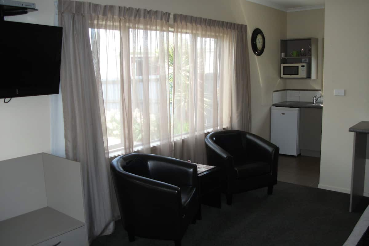 2 habitaciones, cortinas blackout y tabla de planchar con plancha