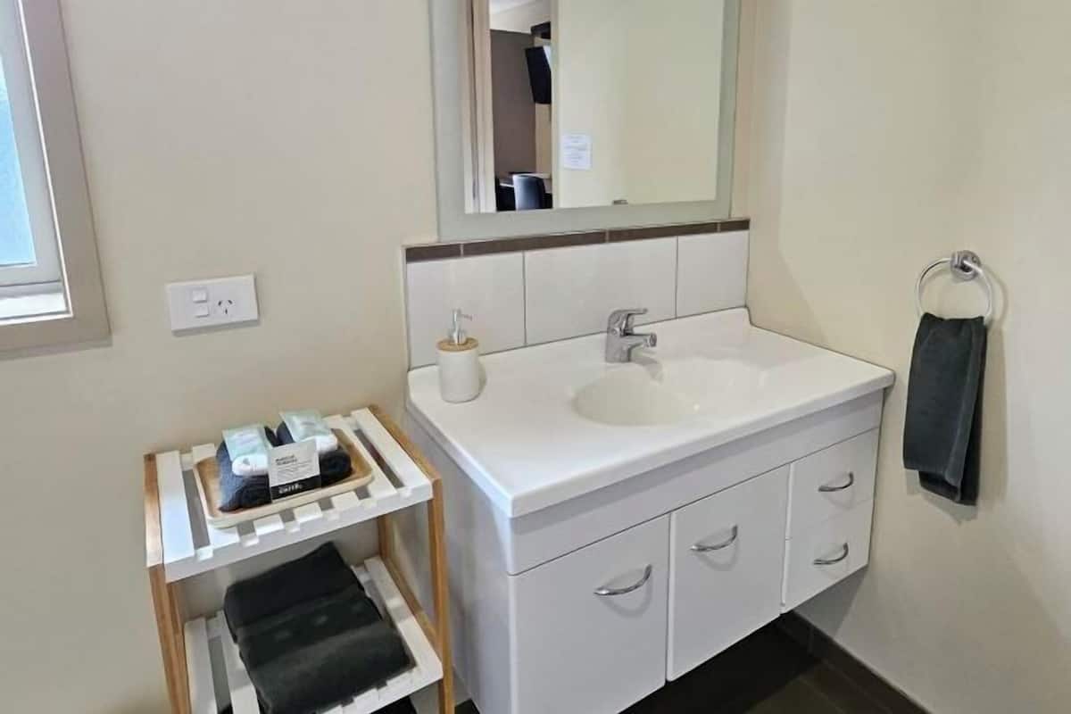 Bathroom | Free toiletries, hair dryer, towels, soap