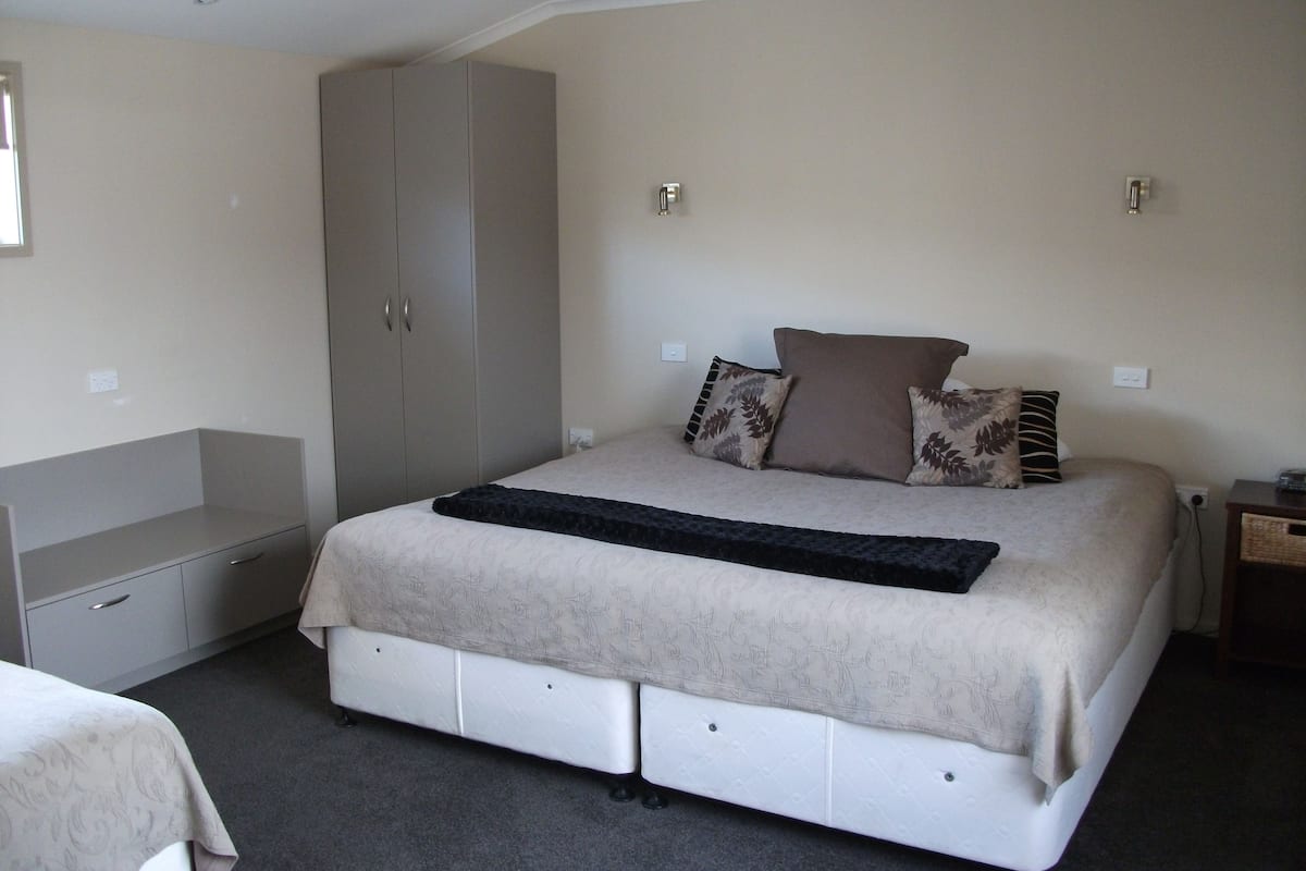 2 habitaciones, cortinas blackout y tabla de planchar con plancha