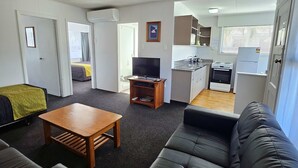Leilighet, 2 soverom | Blendingsgardiner, strykejern/-brett, wi-fi (inkludert) og sengetøy