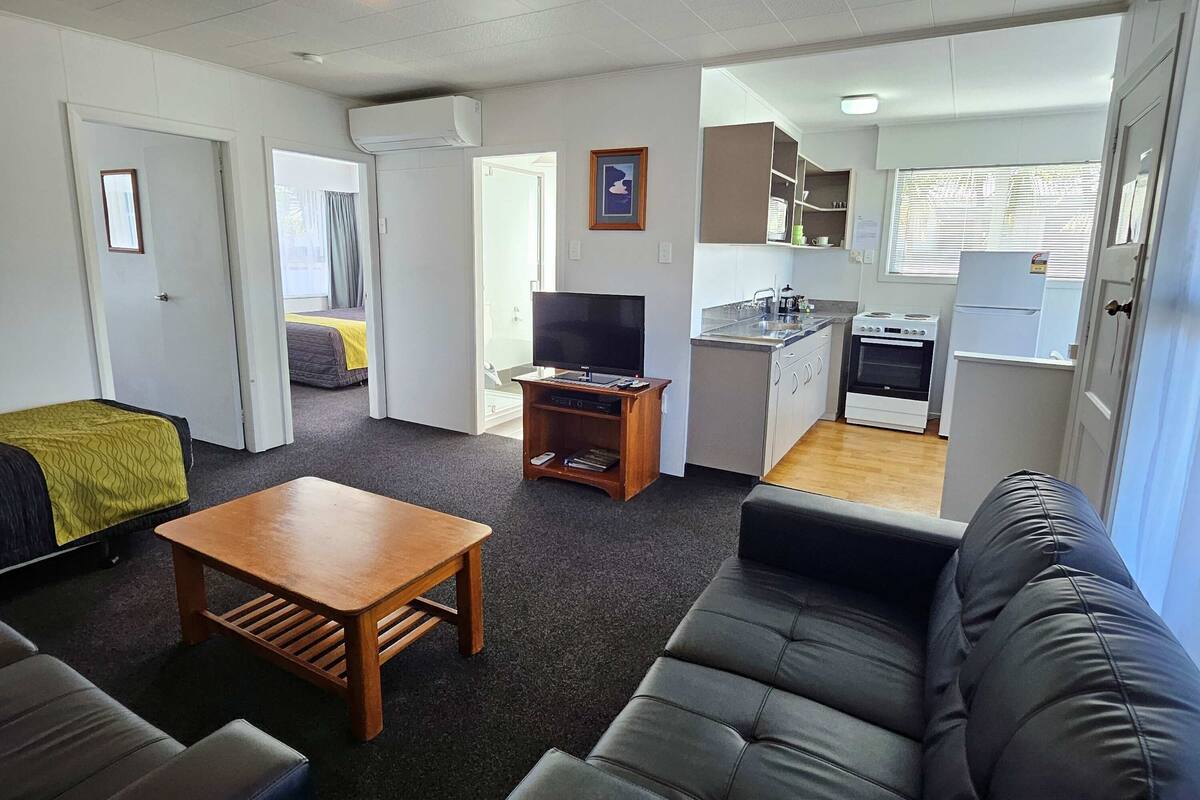 Two-bedroom unit – 2 Kings | Blackout drapes, iron/ironing board, free WiFi, bed sheets