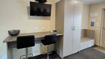 Een 32-inch flatscreentelevisie met satellietzenders en televisie