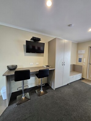 32-吋平面電視、衛星頻道、電視