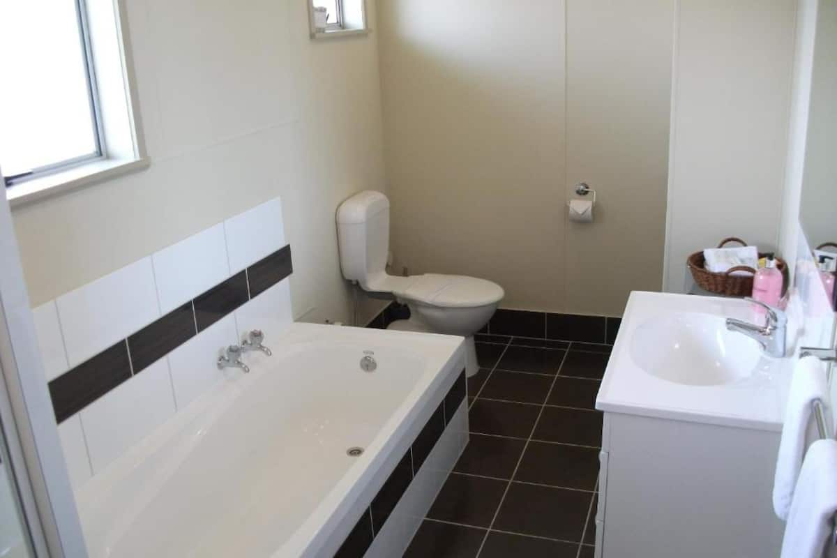 2 habitaciones, cortinas blackout y tabla de planchar con plancha