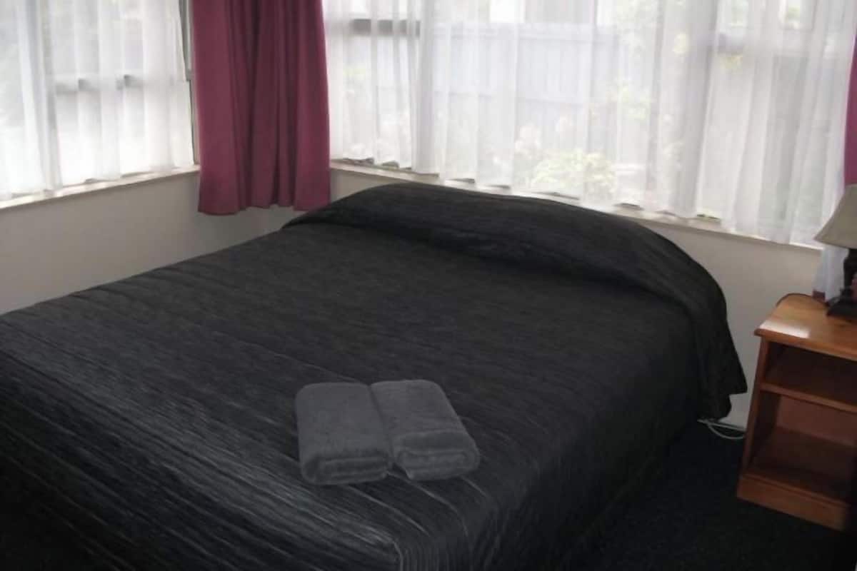 2 bedrooms, blackout curtains, iron/ironing board, free WiFi
