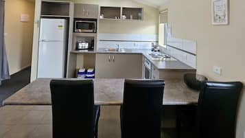 Executive appartement, 1 slaapkamer | Privékeuken | Een microgolfoven, een waterkoker, een broodrooster