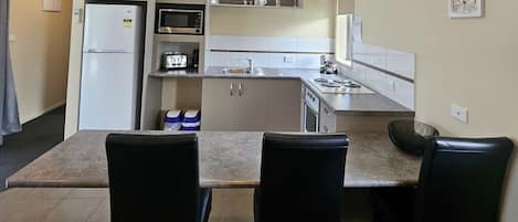 Executive-huoneisto, 1 makuuhuone | Yksityinen keittiö | Mikroaaltouuni, vedenkeitin, leivänpaahdin