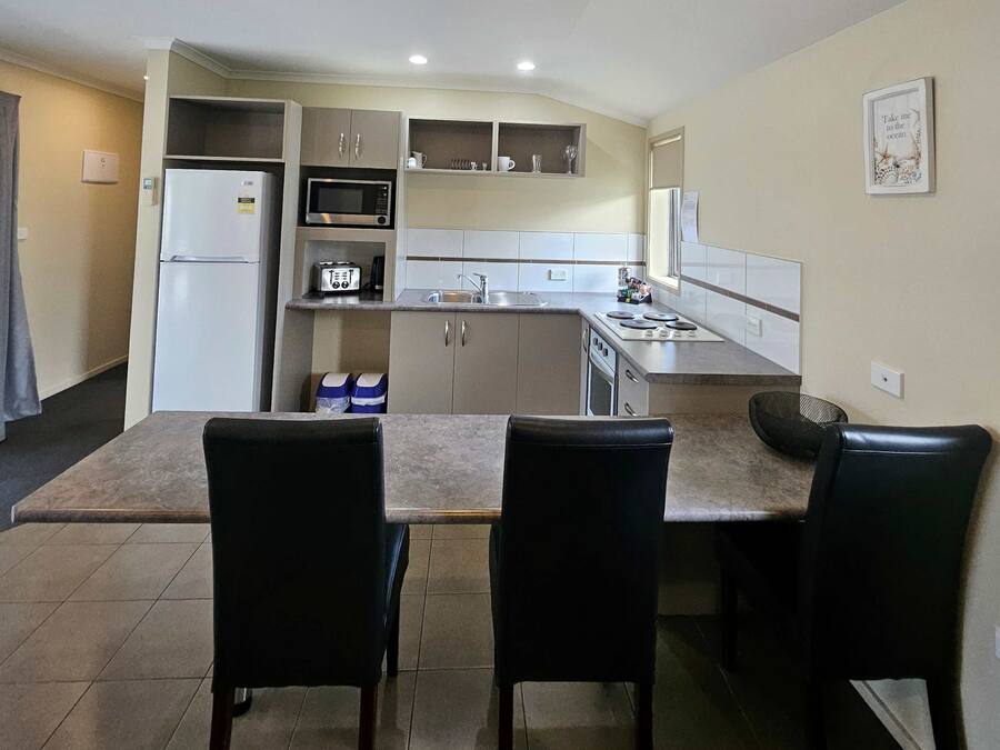 Executive appartement, 1 slaapkamer | Privékeuken | Een microgolfoven, een waterkoker, een broodrooster