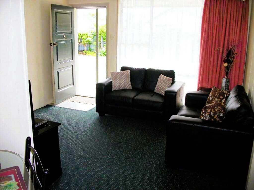 Family Unit No. 2 | Living area | 32-inch flat-screen TV with satellite channels, TV