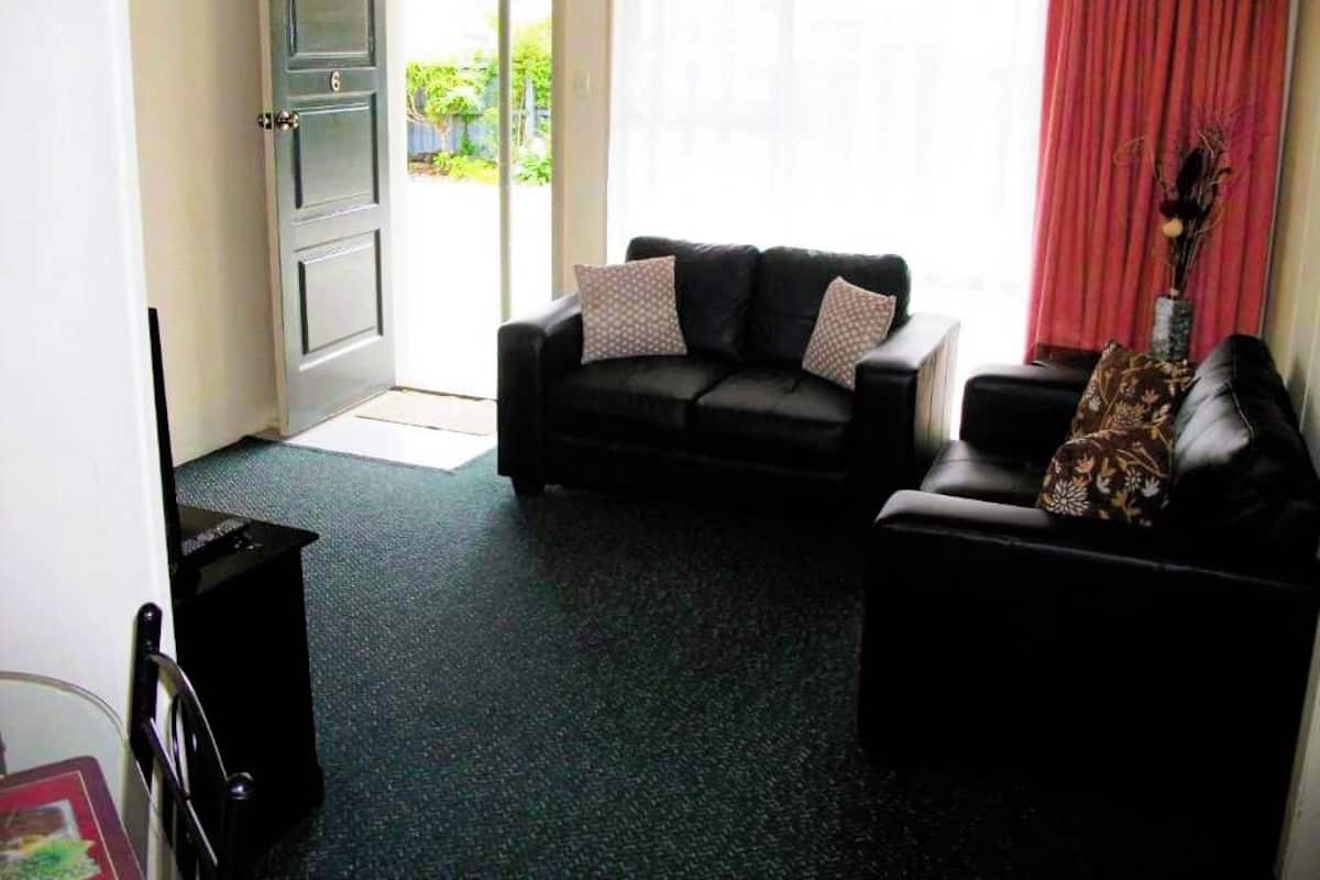 Habitación familiar | Área de sala de estar | Televisión de pantalla plana de 32 pulgadas con canales vía satélite