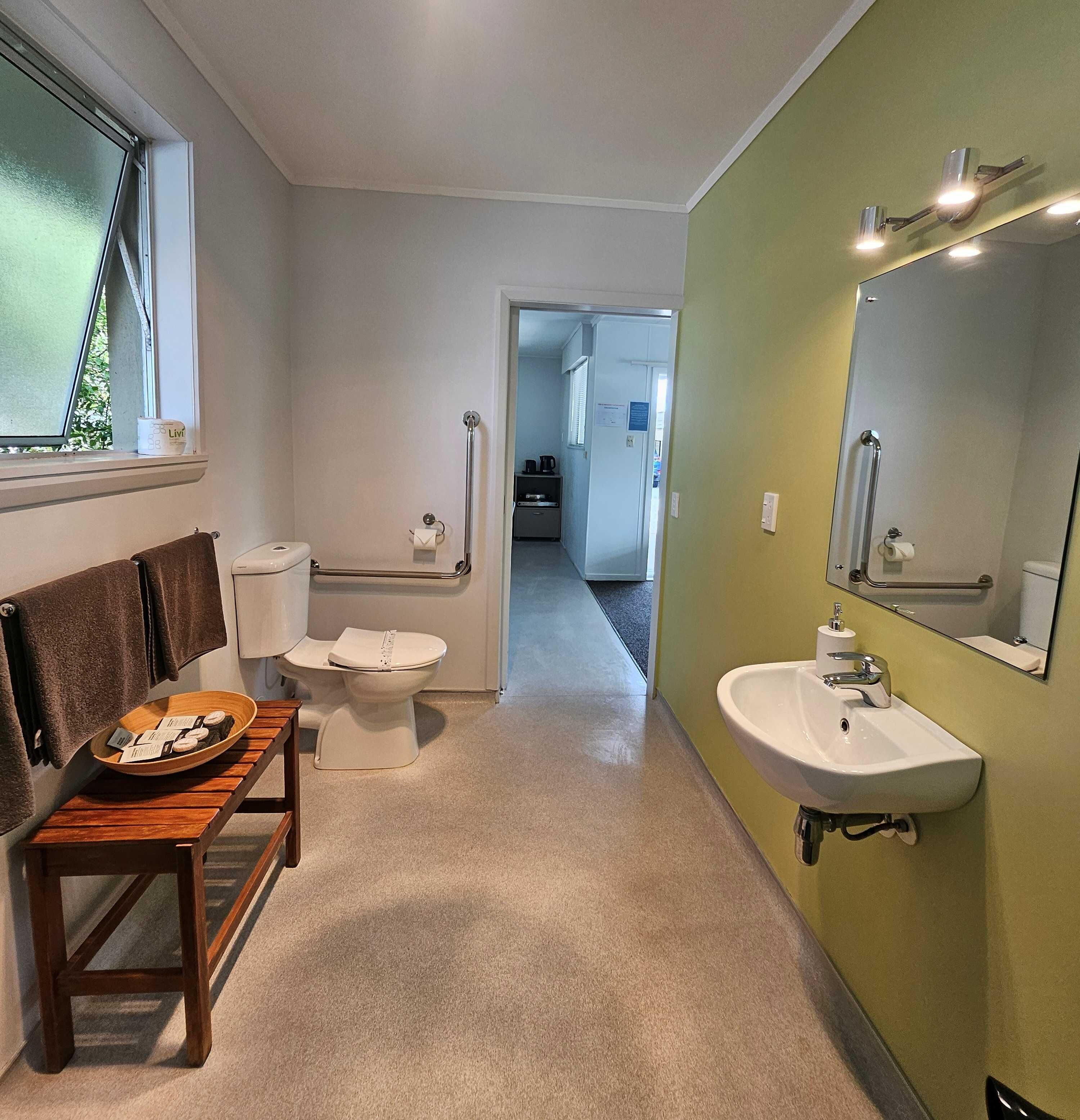 Comfort-suite | Badeværelse | Gratis toiletartikler, hårtørrer, håndklæder, Sæbe