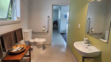 Comfort-suite | Badeværelse | Gratis toiletartikler, hårtørrer, håndklæder, Sæbe