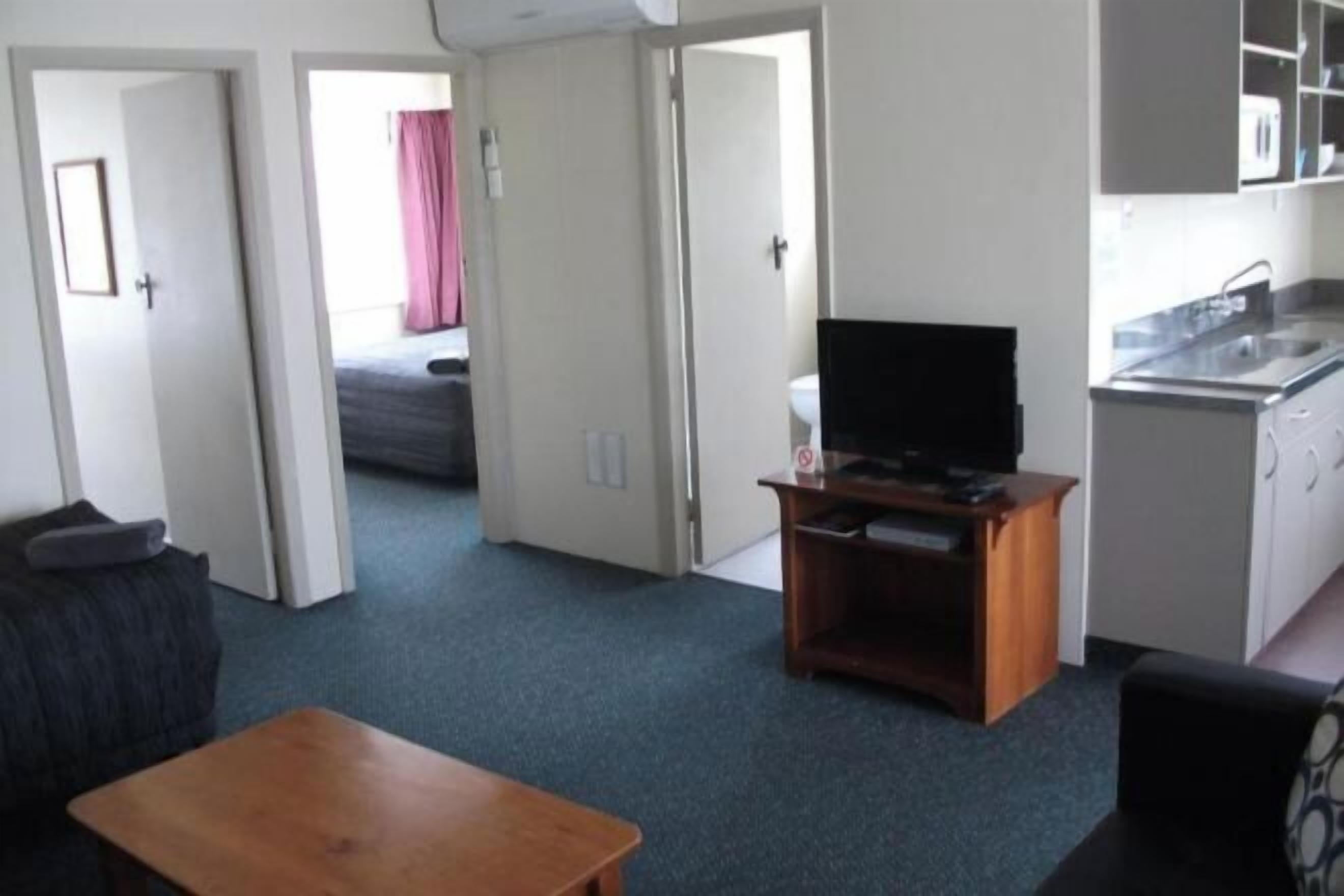 Living area | 32-inch flat-screen TV with satellite channels, TV