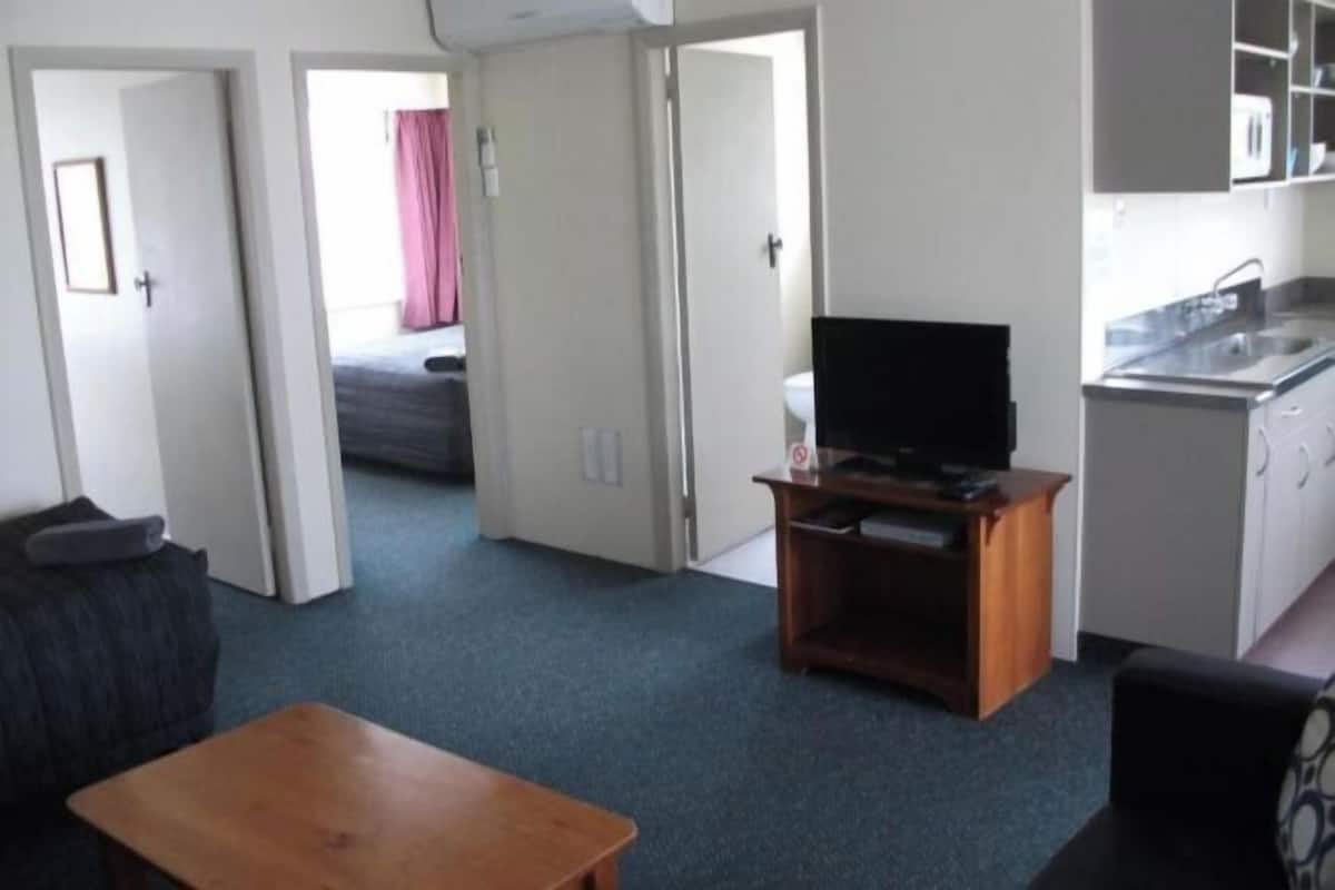 Living area | 32-inch flat-screen TV with satellite channels, TV