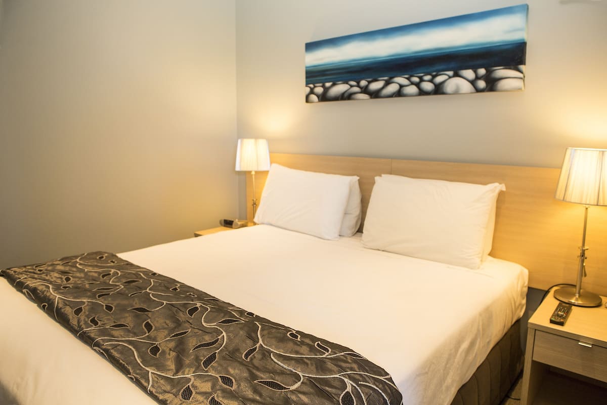 套房 (Waves King Suite with walk-in shower) | 1 間臥室、書桌、隔音、熨斗/熨衣板