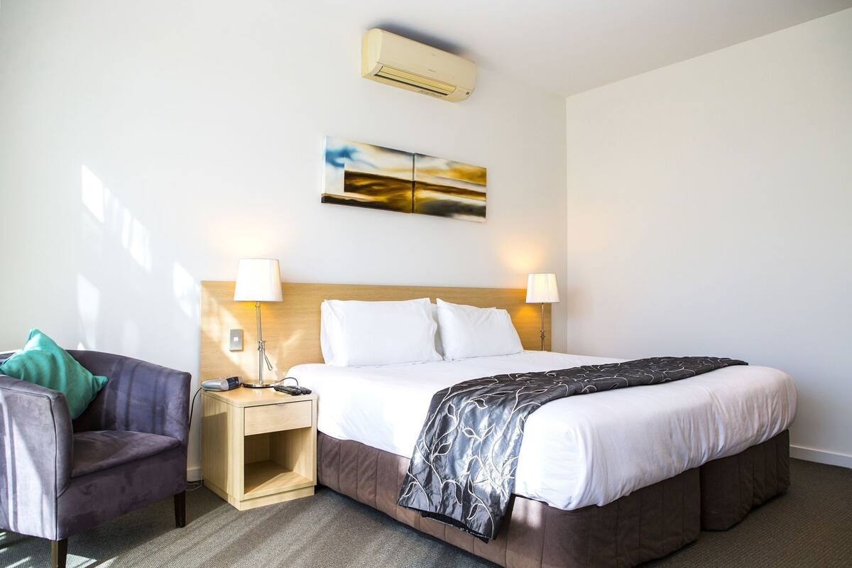 Escritorio, insonorización, tabla de planchar con plancha y wifi gratis