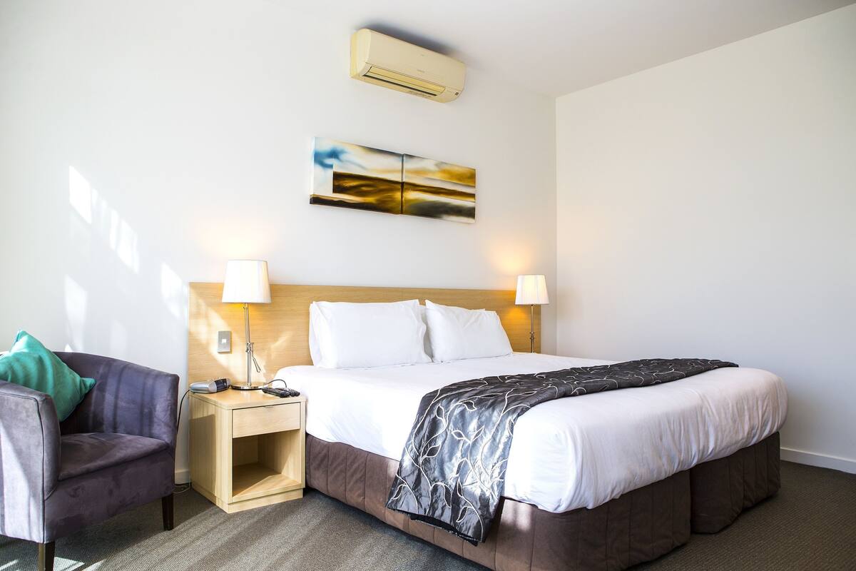 Escritorio, insonorización, tabla de planchar con plancha y wifi gratis