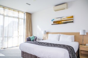 43-inch Smart TV with digital channels, TV, Netflix - Waves Motel (Orewa)