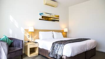 Skrivebord, lydisolert, strykejern/-brett og wi-fi (inkludert)